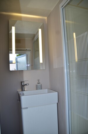 Douche, sèche-cheveux