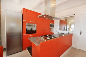 Fridge, microwave, oven, stovetop - Apartment in Roses with sea view (Rosas / Roses)