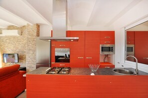 Fridge, microwave, oven, stovetop - Apartment in Roses with sea view (Rosas / Roses)