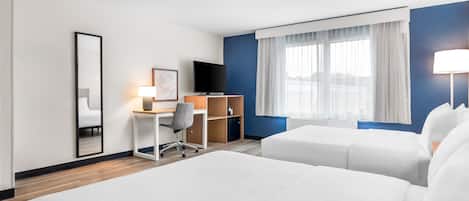 Kamar, 2 Tempat Tidur Queen, akses difabel, bathtub (Mobility) | Setrika/meja setrika, Wi-Fi gratis, dan seprai linen