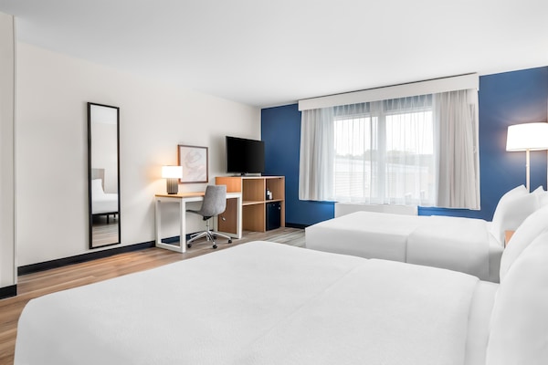 Tabla de planchar con plancha, wifi gratis y ropa de cama