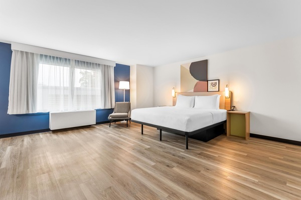 Room, 1 King Bed, Accessible, Bathtub (Mobility) | Iron/ironing board, free WiFi, bed sheets