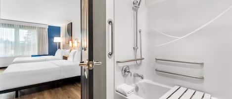 Camera, 2 letti queen, accessibile ai disabili, vasca da bagno (Mobility) | Bagno | Combinazione doccia/vasca, set di cortesia gratuito, asciugacapelli