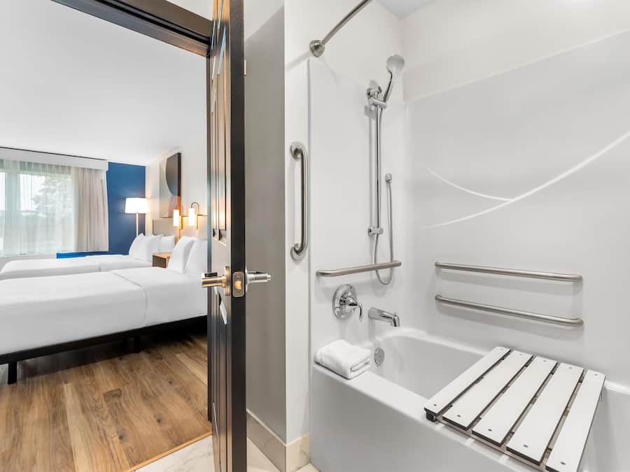 Habitación, 2 camas de matrimonio, accesible para personas con discapacidad, bañera (Mobility) | Baño | Ducha y bañera combinadas y artículos de higiene personal gratuitos