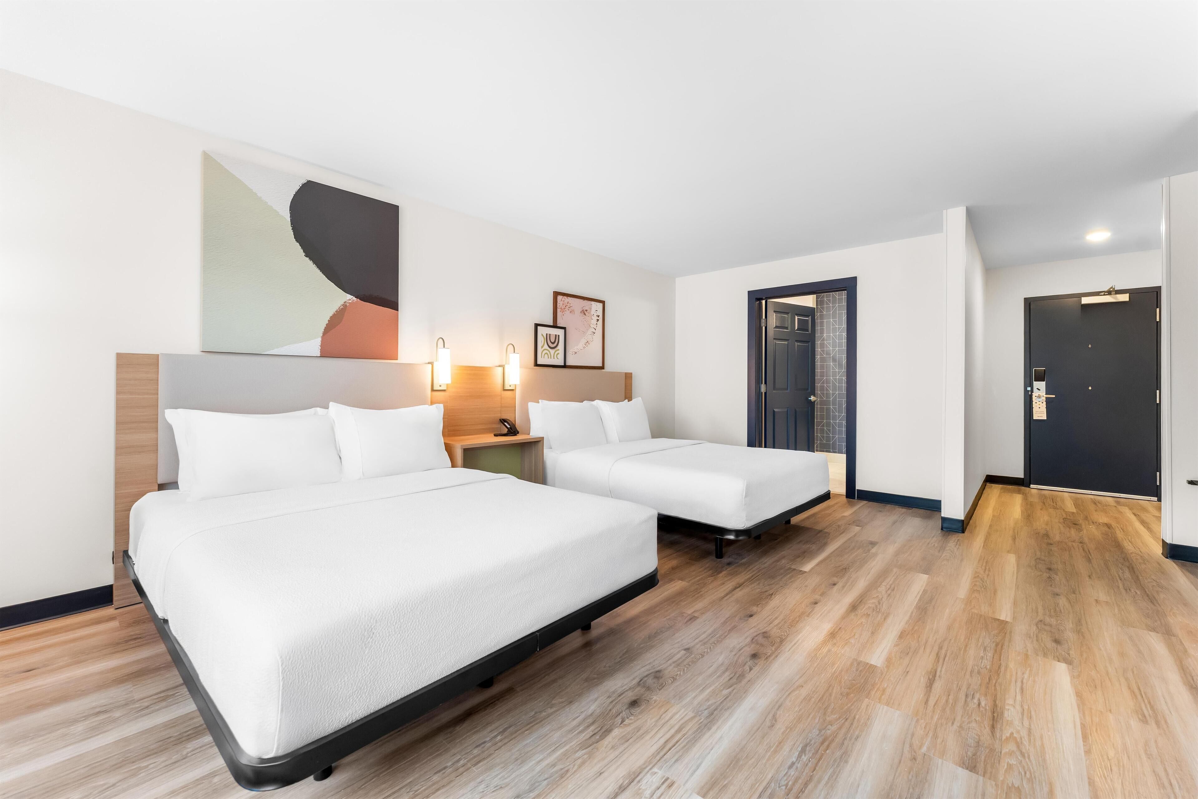 Tabla de planchar con plancha, wifi gratis y ropa de cama 