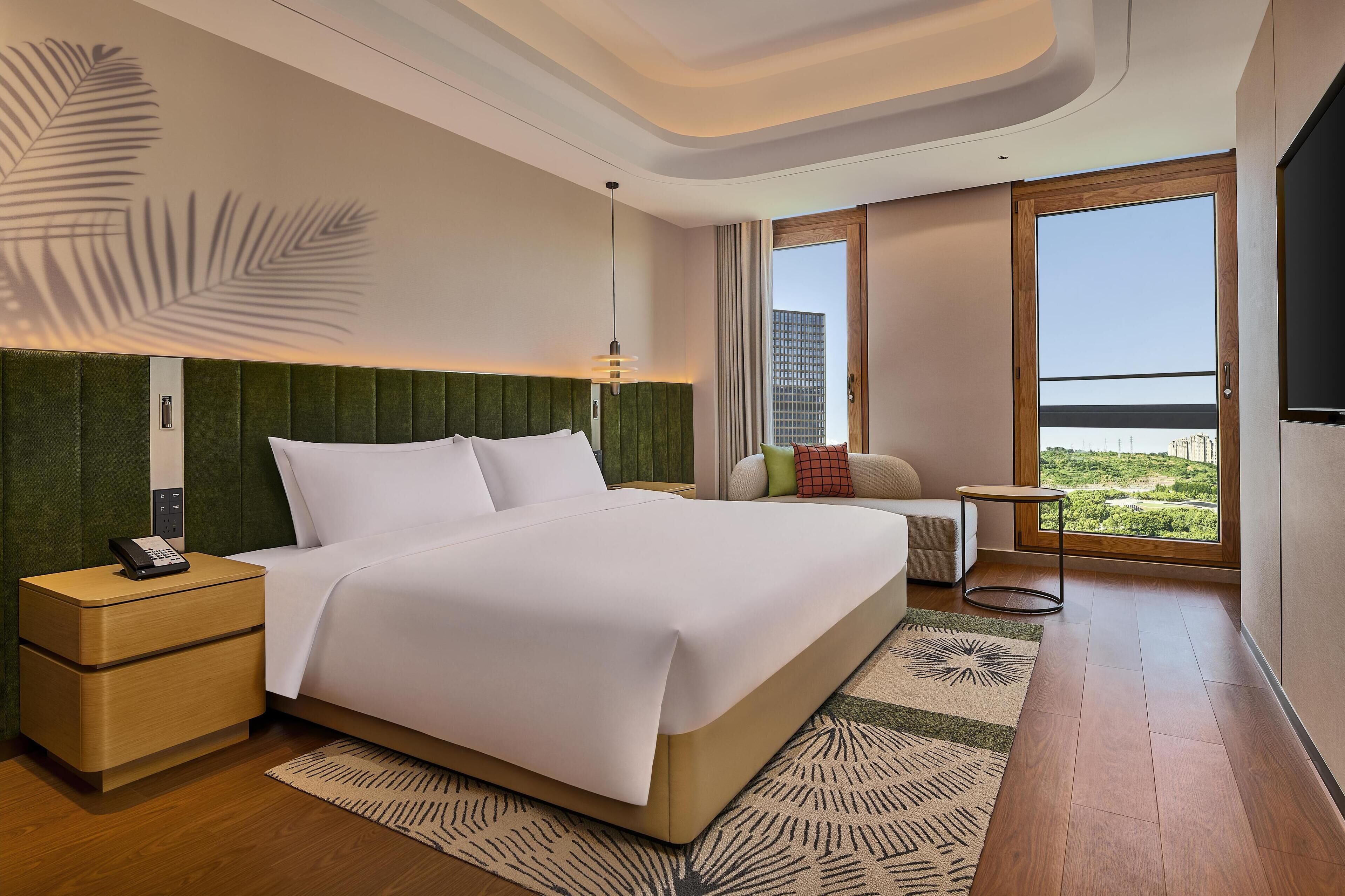 基础客房, 1 张特大床 | 羽绒被、迷你吧（备有免费物品）、办公桌、笔记本电脑工作区