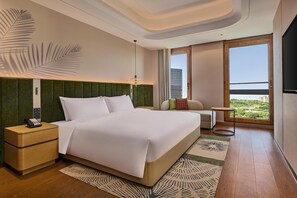 Quarto básico, 1 cama King | Edredons de pluma, frigobar (abastecido com itens grátis), escrivaninha