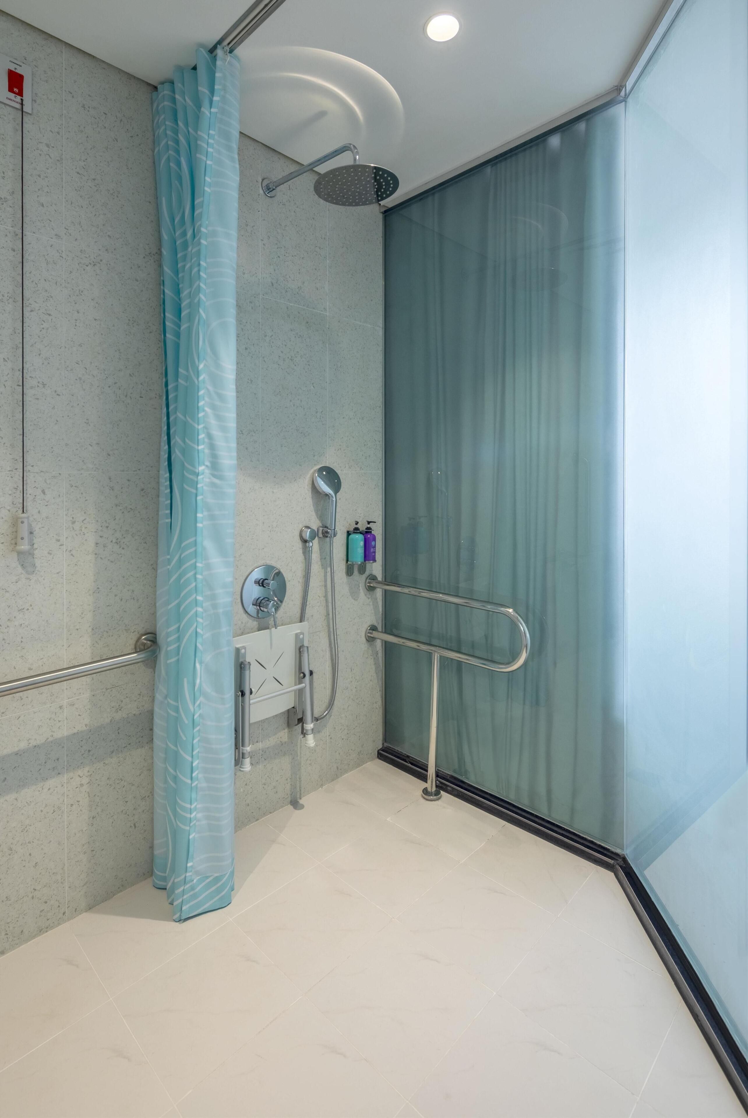 Zimmer, 2 Queen-Betten, barrierefrei | Badezimmer | Dusche, Hydromassagedusche, Haartrockner, Hausschuhe