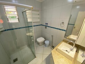Secadora de cabello, toallas, jabón, papel de baño 