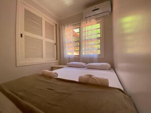 4 bedrooms, iron/ironing board, WiFi, bed sheets