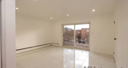 Calm 1-bedroom private room located in a house in Brooklyn with AC, WiFi