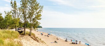 Dune Cottage on lake between Saugatuck & Holland!