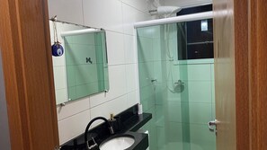 Hiustenkuivaaja, pyyhkeet, saippua, vessapaperi
