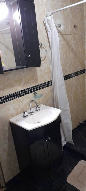 Regadera, bidet, toallas, jabón 