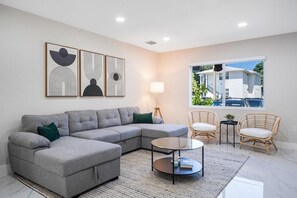 Floor plan - Luxurious 4BR Miami Home With Large Patio & Outdoor Space! (Miami)