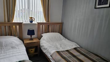 2 makuuhuonetta, yksilöllisesti sisustettu, yksilöllisesti kalustettu