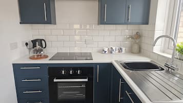 Mökki | Yksityinen keittiö | Astianpesukone, keittoastiat/astiat/ruokailuvälineet