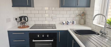 Cottage | Cuisine privée | Lave-vaisselle, batterie de cuisine, vaisselle et ustensiles