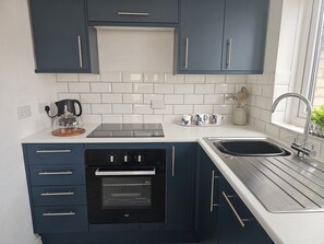 Cottage | Private kitchen | Dishwasher, cookware/dishes/utensils - Seahorses (Rhyl)