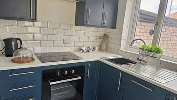 Cottage | Private kitchen | Dishwasher, cookware/dishes/utensils