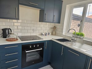 Cottage | Private kitchen | Dishwasher, cookware/dishes/utensils