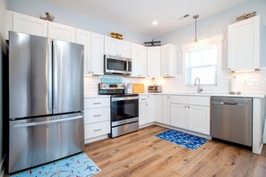 Kjøleskap, mikrobølgeovn, ovn og kokeplater