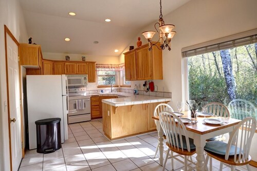 Peaceful Dog-Friendly Cottage near Creek and Ocean