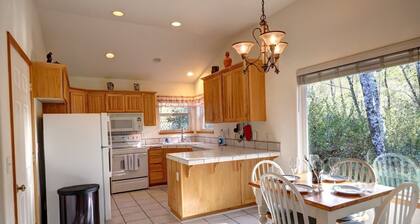 Peaceful Dog-Friendly Cottage near Creek and Ocean
