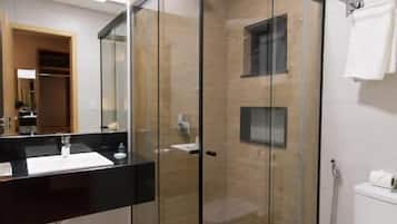 Quarto casal luxo | Banheiro | Chuveiro, secador de cabelo, toalhas de banho, sabonete