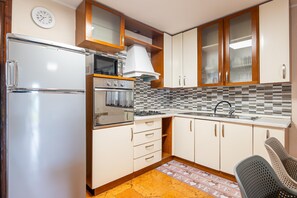 Een koelkast, een microgolfoven, een oven, een kookplaat