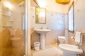 Dusche, Bidet, Handtücher