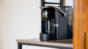 A black coffee maker on a wooden table. - Monolocale Elena - Quartu Sant'e... (Quartu sant'elena)