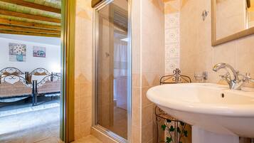 Dusj, bidé og håndklær