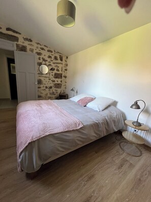 2 chambres, fer et planche à repasser, Wi-Fi, draps fournis