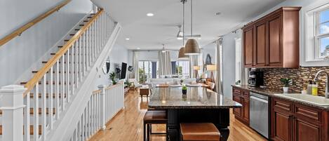 Kylskåp, mikrovågsugn, ugn och spishäll