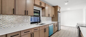 LUXURY PLAYHOUSE  Pickleball / Basketball / Mini Golf