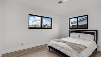 4 bedrooms, iron/ironing board, WiFi, bed sheets