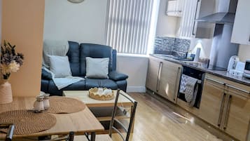 Deluxe Apartment, City View | Private kitchenette