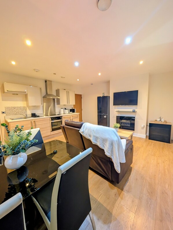 Superior Apartment, City View | In-room dining