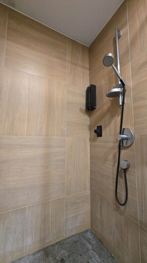 Sèche-cheveux, serviettes fournies, savon, papier toilette