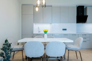 高級公寓 | 私人廚房 | 大型冰箱、微波爐、烤箱、爐台