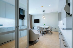 Familieleilighet | Oppholdsområde | En 150-centimeters Flatskjerm-TV med kabel-kanaler