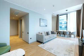 Three-Bedroom Apartment | Zona de estar | Televisión de pantalla plana de 150 cm con canales por cable