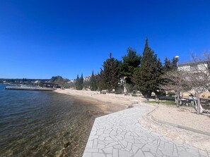Beach - GMZ beachfront 3-bedroom apartment, shaded front yard in lovely Susnjar, Croatia (Kruševo)