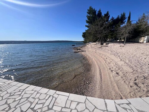 GMZ beachfront 3-bedroom apartment, shaded front yard in lovely Susnjar, Croatia