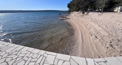 GMZ beachfront 3-bedroom apartment, shaded front yard in lovely Susnjar, Croatia