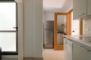 Cafeteira/chaleira, geladeira, micro-ondas, cooktop