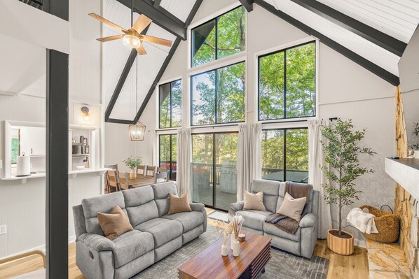 Téléviseur connecté, foyer, jeux vidéo, livres