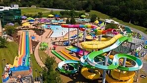 Un parco acquatico con diverse scivoli e attrazioni acquatiche.