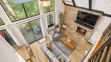 Smart TV, chimenea, videojuegos y libros